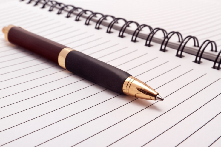 Cuaderno con notas de inversión ordenadas sobre una mesa desordenada — la teoría perfecta vs la vida real caótica