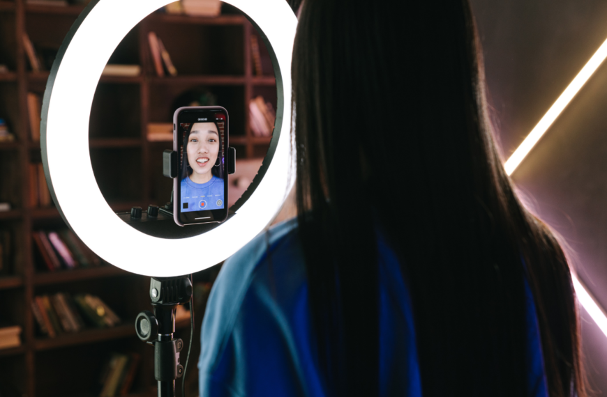 persona frente a la camara trabajando en su negocio digital - marca personal