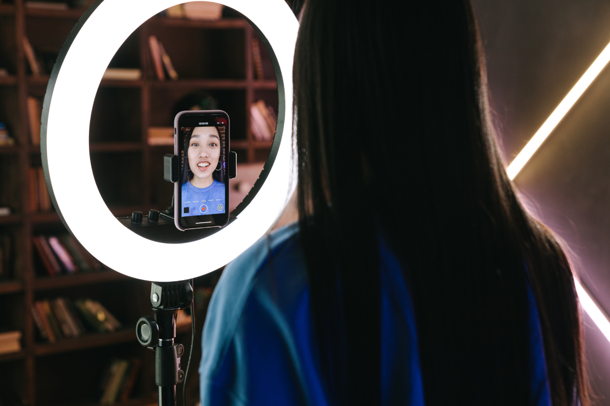 persona frente a la camara trabajando en su negocio digital - marca personal