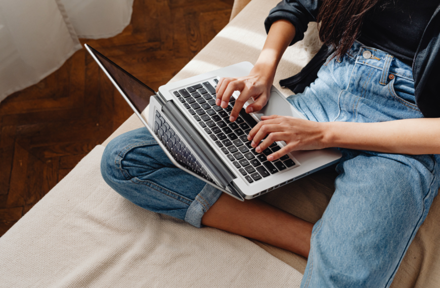 persona trabajando con el ordenador en su emprendimiento online - primer negocio online fallido, dropshipping sin capital suficiente