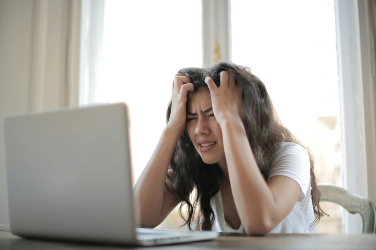Mujer frente al ordenador con negocio online que no funciona