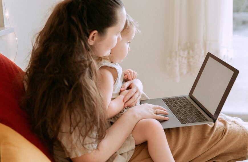 Madre emprendedora trabajando con sus hijos en casa