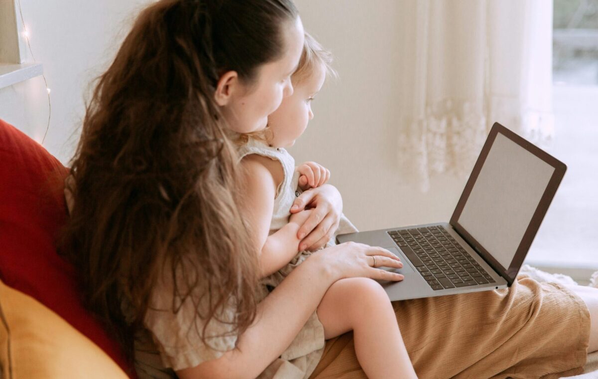 Madre emprendedora trabajando con sus hijos en casa