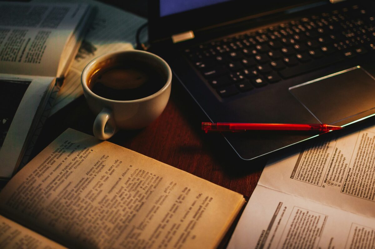 Libro abierto en escritorio, teoría vs realidad