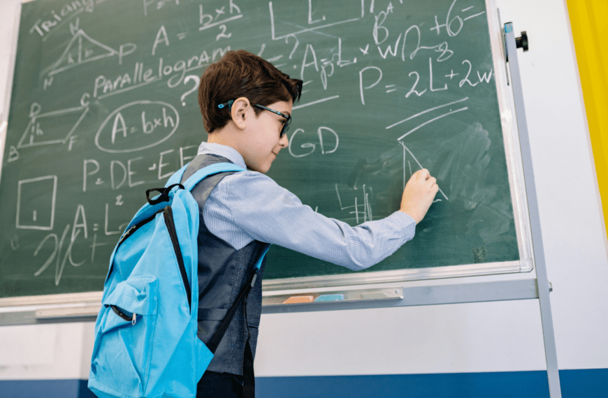 Niño en el colegio aprendiendo — educación financiera lo que la escuela no enseña