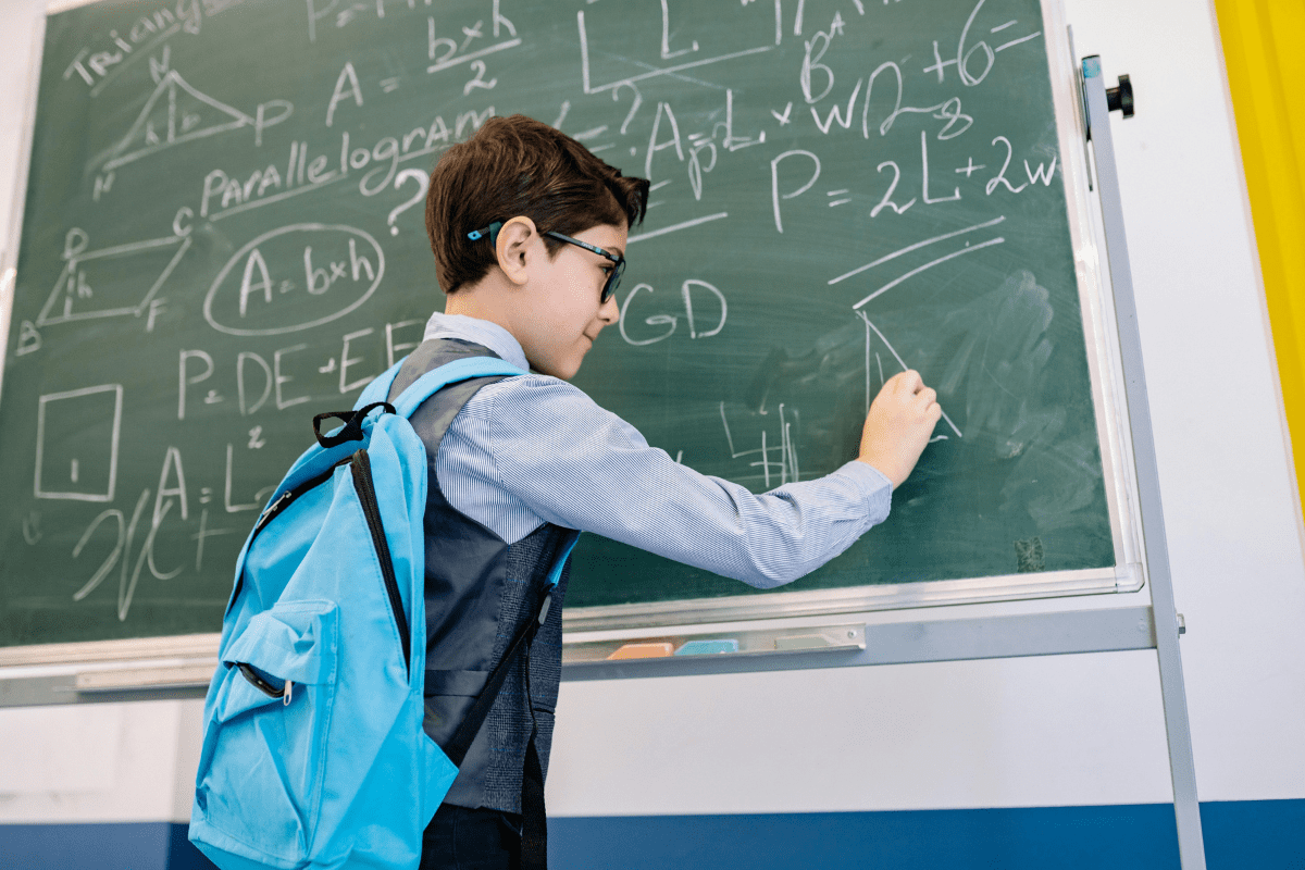 Niño en el colegio aprendiendo — educación financiera lo que la escuela no enseña